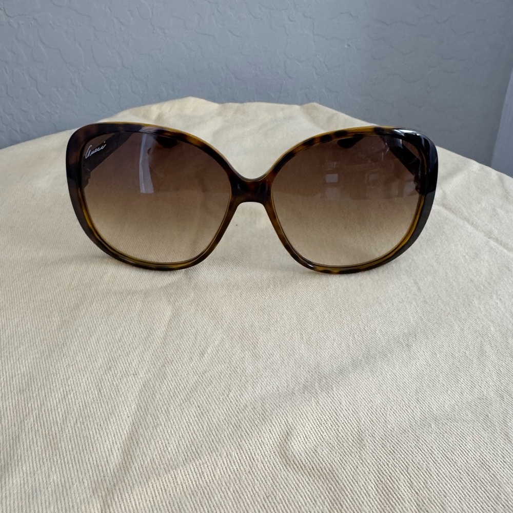 GUCCI Tortoise Shell Sunglasses - Picture 4 of 5